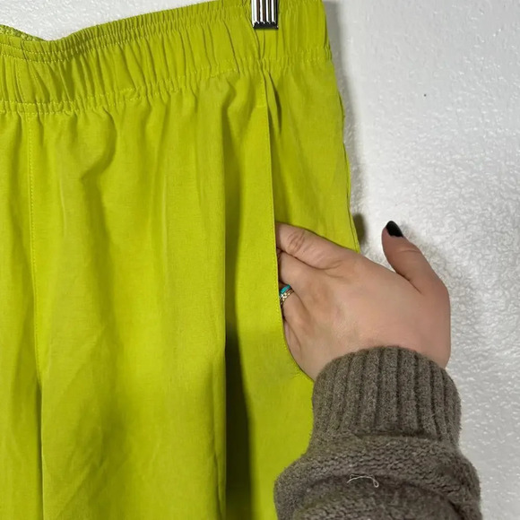 Nike Dri Fit Lightweight Neon Yellow Shorts‎ Large - Picture 4 of 8